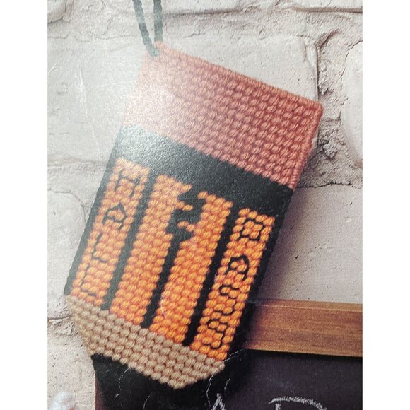 Leisure Arts TEACHER TREASURES PLASTIC CANVAS 1494 Leaflet 12 Designs School - Picture 10 of 11